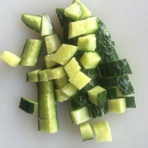 黄瓜切小丁。