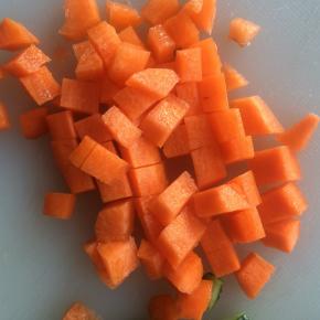 胡萝卜切小丁。