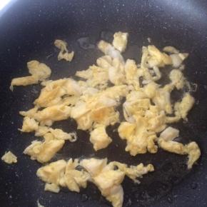 锅内倒入适量食用油，炒熟鸡蛋，盛出备用。