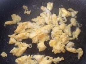 锅内倒入适量食用油，炒熟鸡蛋，盛出备用。