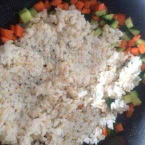 放入米饭，翻炒均匀。