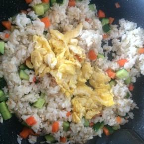 放入鸡蛋翻炒均匀，撒少许盐调味。