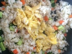 放入鸡蛋翻炒均匀，撒少许盐调味。