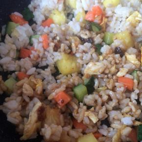 出锅前放入菠萝翻炒均匀即可出锅。