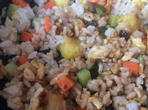 出锅前放入菠萝翻炒均匀即可出锅。