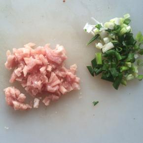 肉切末，葱切碎，备用。