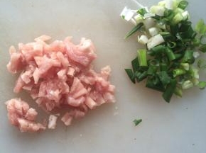 肉切末，葱切碎，备用。