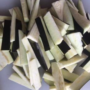 茄子清洗干净。
切成细长条。