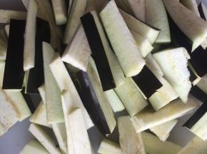 茄子清洗干净。
切成细长条。
