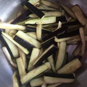 加入少许盐，揉匀，腌15分钟。