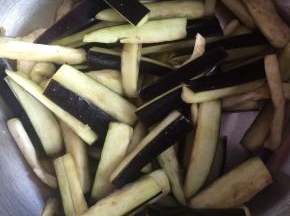加入少许盐，揉匀，腌15分钟。