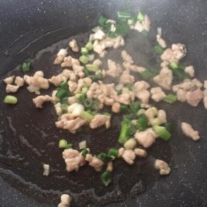 锅内留少许底油，煸炒肉末，爆香葱花。