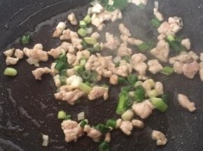 锅内留少许底油，煸炒肉末，爆香葱花。