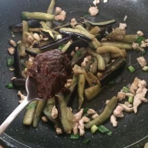 放入茄子，一勺豆瓣酱。