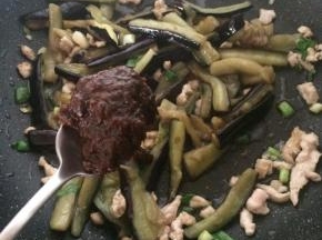 放入茄子，一勺豆瓣酱。