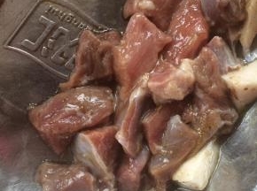 放入少许盐、胡椒粉、料酒、生抽，冰箱冷藏腌制3小时。