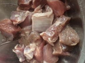 羊退肉切成1.5cm左右的小块。