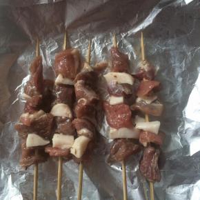 烤盘里铺一张锡纸，撒孜然粉、辣椒粉。