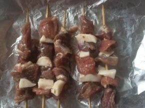 烤盘里铺一张锡纸，撒孜然粉、辣椒粉。