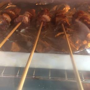 烤箱预热，220度10分钟，取出撒适量孜然和辣椒粉，再烤5分钟。