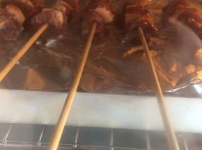 烤箱预热，220度10分钟，取出撒适量孜然和辣椒粉，再烤5分钟。