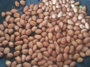 锅内倒入适量食用油，放入花生米，小火慢炒。