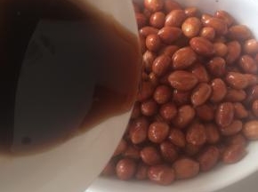 将调好的料汁倒入放凉的花生米中，搅拌均匀即可。