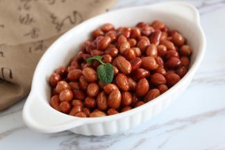 一道非常棒的下酒小菜，老醋花生就做好了。