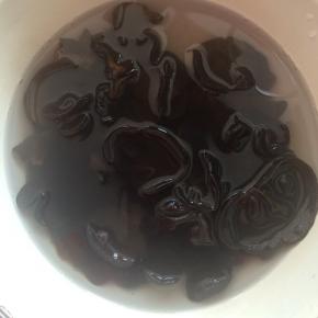 木耳提前冷水泡发，期间换水两到三遍，一定要清洗干净。