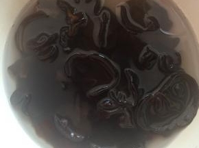 木耳提前冷水泡发，期间换水两到三遍，一定要清洗干净。