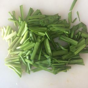 韭菜清洗干净。
将韭菜切成小段。