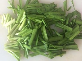 韭菜清洗干净。
将韭菜切成小段。