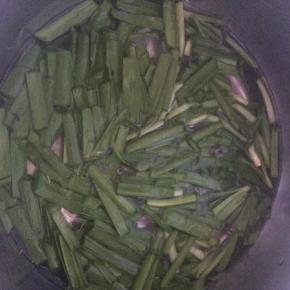 韭菜开水焯烫30秒。
