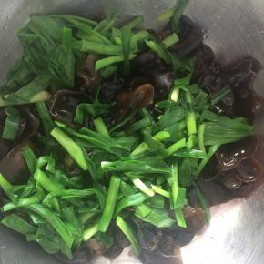 将木耳与韭菜捞出，沥干水分。
