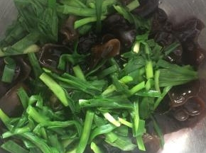 将木耳与韭菜捞出，沥干水分。