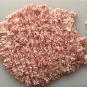 猪肉馅用刀尽量剁碎一些。