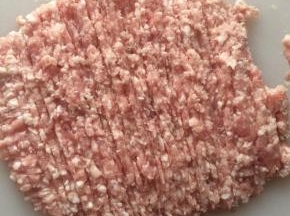猪肉馅用刀尽量剁碎一些。