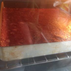 揭去保鲜膜，烤箱预热180度上下火15分钟。