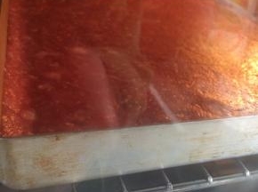 揭去保鲜膜，烤箱预热180度上下火15分钟。