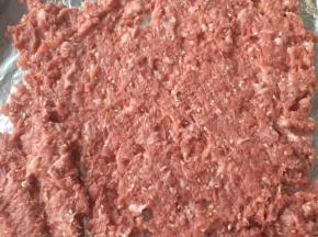 烤盘铺锡纸，刷一层油，放入一半的猪肉馅。