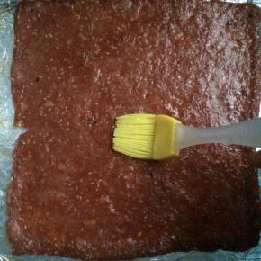 烤好后取出肉脯，两面刷蜂蜜水。