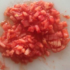 西红柿去皮切成小丁。