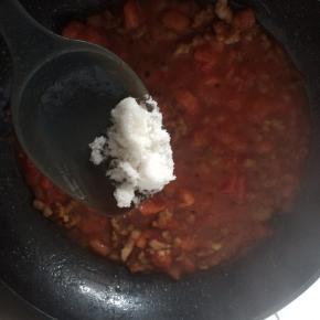 加入西红柿翻炒，加入少许糖、黑胡椒、盐。