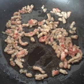 锅内倒入适量食用油，煸炒肉丁。