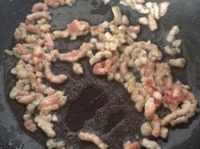 锅内倒入适量食用油，煸炒肉丁。