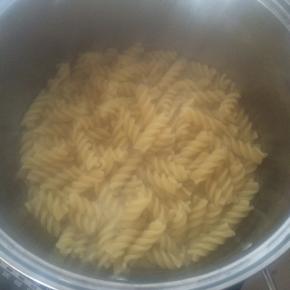 意面提前冷水浸泡1小时。