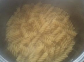 意面提前冷水浸泡1小时。