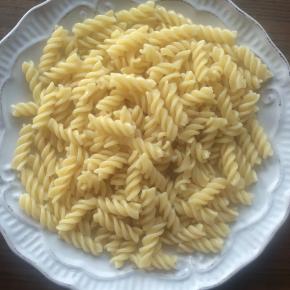 开水煮熟意面，捞出沥干水分。