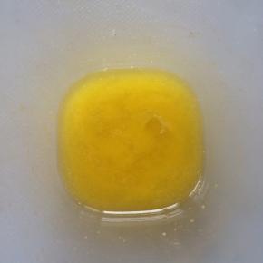 黄油隔热水软化。