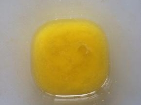 黄油隔热水软化。